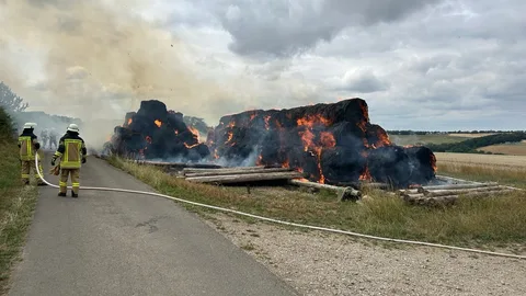 Heuballen in Brand; Feuerwehr vor Ort