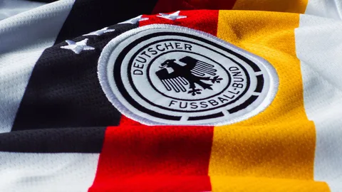Detailansicht des Trikots der deutschen Fußballnationalmannschaft mit Emblem.