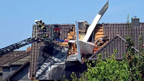 Flugzeug im Dach