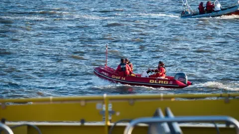 Rettungsschwimmer patrouillieren auf Rettungsbooten auf dem Fluss. Actionreiche Szene zur Sicherheit auf dem Wasser.