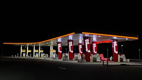 Eine hell beleuchtete Shell-Tankstelle in Maskat, Oman, nachts fotografiert.