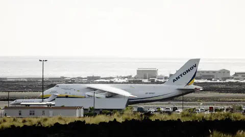 Antonov An-124 am Flughafen Kailua-Kona geparkt, mit Blick auf den Ozean im Hintergrund.