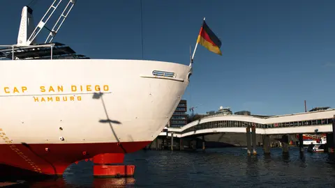 Das Kultschiff Cap San Diego legte unter klarem Himmel im Hamburger Hafen an.