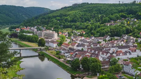 Eine malerische Luftaufnahme der Stadt Bad Ems entlang des idyllischen Lahnflusses in Deutschland.