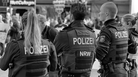 Polizisten in Uniform wachen in der städtischen Umgebung von Köln.