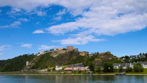 Malersiche Aussicht auf die Festung Ehrenbreitstein und Koblenz am Rhein an einem klaren Tag.