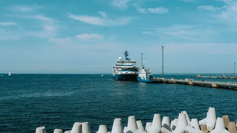 Malersicher Blick auf ein Kreuzfahrtschiff, das im Hafen von Tallinn liegt und den Küstenzauber Estlands einfängt.