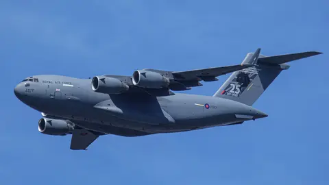 Flugzeuge der Royal Air Force fliegen vor einem klaren blauen Himmel und demonstrieren die militärische Flugleistung.