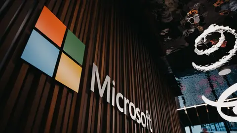 Innenansicht des Microsoft-Büros mit Logo an einer Holzwand in Brüssel, Belgien.
