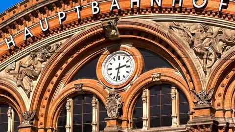 Nahaufnahme der ikonischen Fassade des Bremen Hauptbahnhof in Deutschland, die klassische architektonische Elemente zeigt.