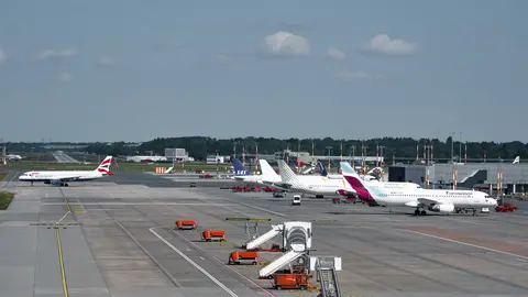 Flugzeuge auf der Landebahn am Flughafen Hamburg an einem klaren Tag, die lebhaften Luftverkehr zeigen.