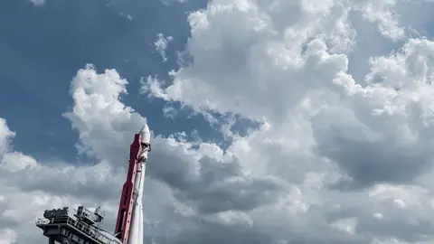 Vostok-Rakete vor einem lebhaften, bewölkten Himmel, der Ingenieurwesen und Raumfahrt zeigt.