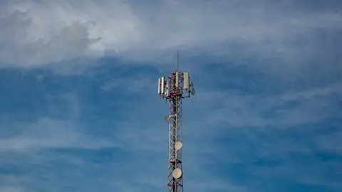 Telekommunikationsturm in Grubišno Polje gegen einen blauen Himmel, der moderne Konnektivität symbolisiert.
