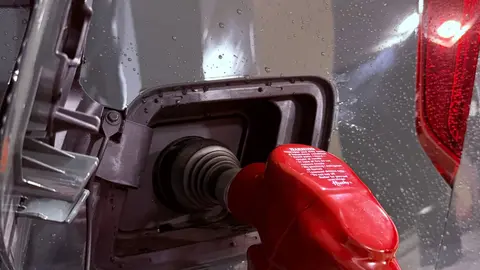 Nahaufnahme eines Autos, das an einer Tankstelle betankt wird. Ideal für Themen zu Energie und Verkehr.