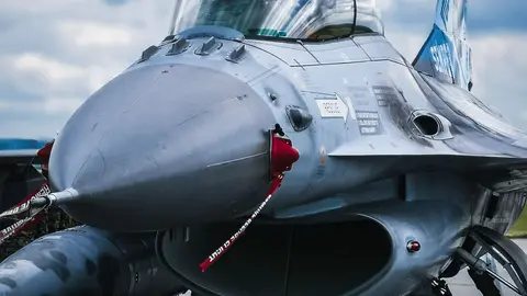 Eine detaillierte Aufnahme eines F-16-Kampfjets auf einer Landebahn in Čáslav, Tschechien.